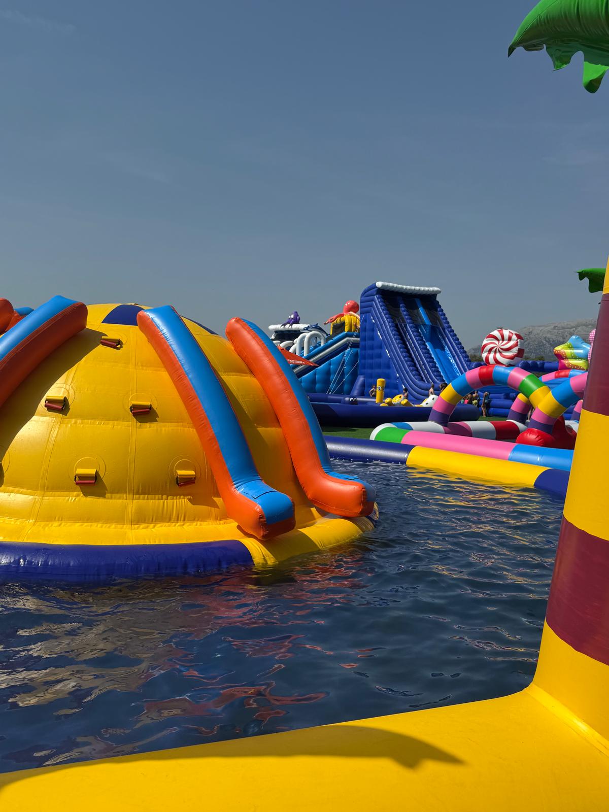 Le piscine e i maxi scivoli gonfiabili dell'Acqua Park La Caletta