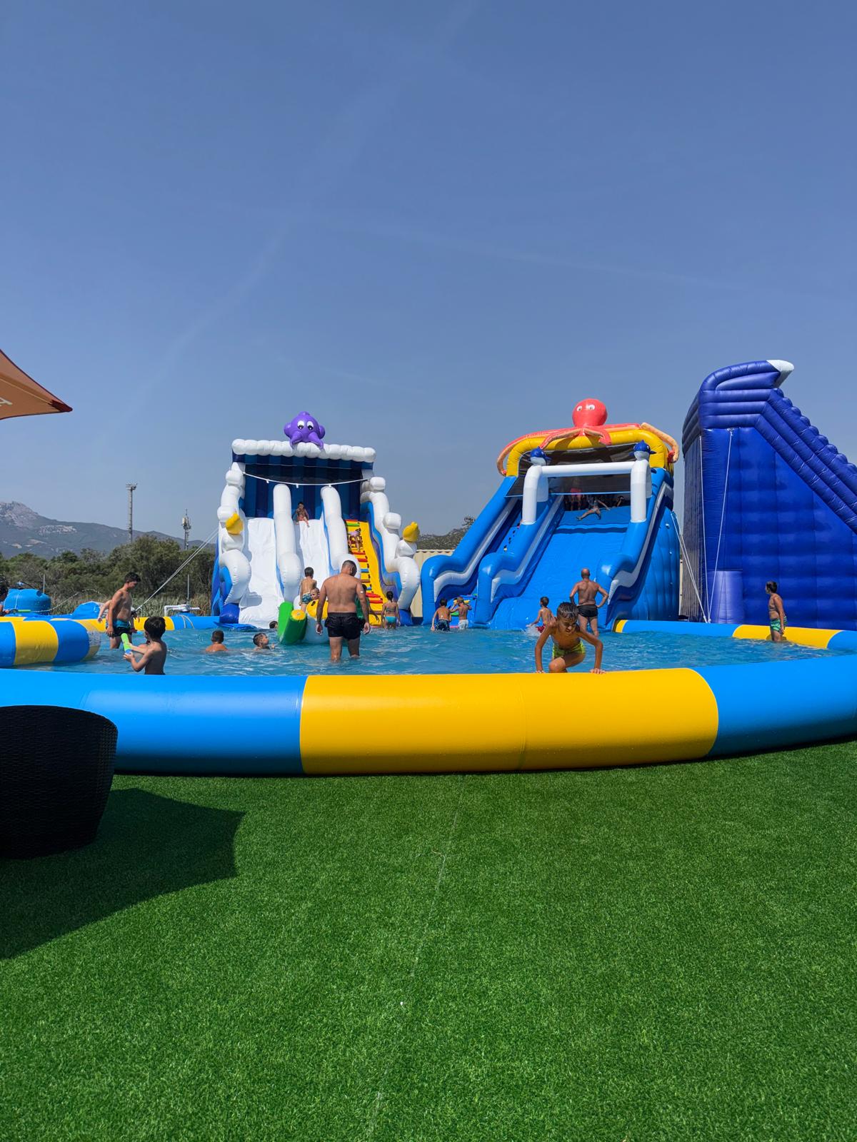 La piscina gigante con bambini e genitori in acqua